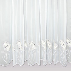 Hochwertiger Bohr-Stickereistore Silvja in weiß-beige vor einem grauen Hintergrund.