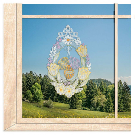 Gesticktes Fensterbild Ostereier und Tulpen aus Plauener Spitze in gelb am Fenster als Osterdeko.