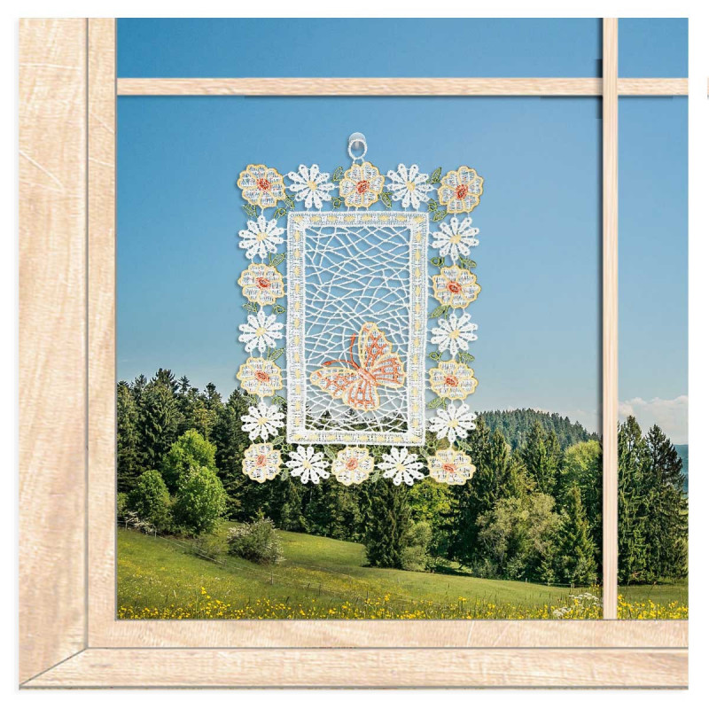 Gesticktes Fensterbild Schmetterling in Terracotta aus Plauener Spitze am Fenster als Heimtextilien-Deko