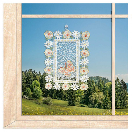 Gesticktes Fensterbild Schmetterling in Terracotta aus Plauener Spitze am Fenster als Heimtextilien-Deko