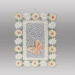 Detailliert gesticktes Fensterbild mit Schmetterling in Terracotta aus Plauener Spitze freigestellt.