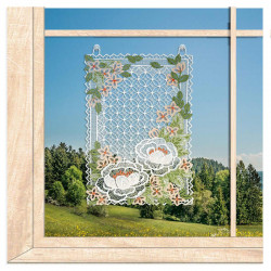 Gesticktes Fensterbild Seerosenviereck aus Plauener Spitze mit Seerosen und Blüten im Fenster montiert.