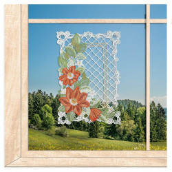 Gesticktes Fensterbild Klematis aus Plauener Spitze am Fenster arrangiert als sommerliche Heimtextil-Deko.