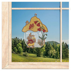 Gesticktes Fensterbild mit Fliegenpilz-Haus und Hase im  Wald-Ambiente am Fenster.