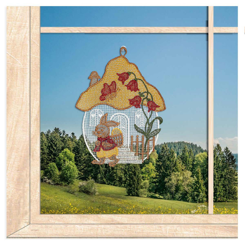 Gesticktes Fensterbild mit Fliegenpilz-Haus und Hase im  Wald-Ambiente am Fenster.