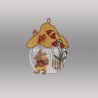 Freigestelltes Plauener Spitze Fensterbild mit einem bunten Pilzhaus und Osterhase vor grauem Grund.