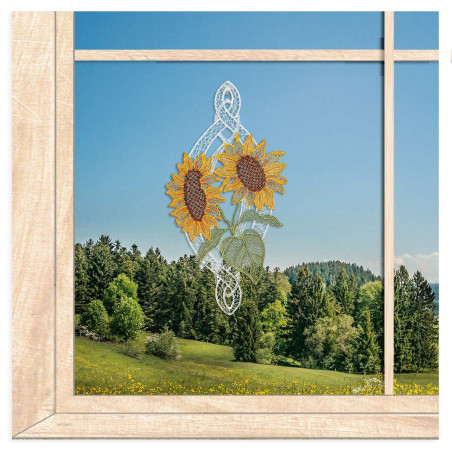 Gesticktes Fensterbild mit zwei gelben Sonnenblumen aus Plauener Spitze am Holzfenster, Sommerdeko Heimtextilien.