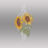 Plauener Spitze Fensterbild mit zwei gestickten, gelb-braunen Sonnenblumen, freigestellt auf grauem Grund.