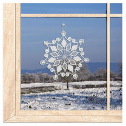 Filigrane Schneeflocke aus weißer Plauener Spitze als Winter-Fensterbild am Fenster.