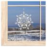 Filigrane Schneeflocke aus weißer Plauener Spitze als Winter-Fensterbild am Fenster.