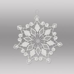 Freigestellte Schneeflocke aus weißer Plauener Spitze als filigran gestickte Fensterbild-Deko.