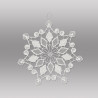 Freigestellte Schneeflocke aus weißer Plauener Spitze als filigran gestickte Fensterbild-Deko.