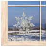 Kristalline Schneeflocke aus weißer Plauener Spitze als winterliche Fensterdekoration am Fenster.