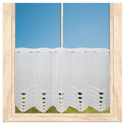 Scheibengardine in Weiß mit edler Spitze und geometrischem Muster am Fenster.
