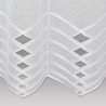 Detailansicht der feinen Plauener Spitze in Weiß mit eleganter Stickerei und modernen Zickzack-Durchbrüchen.