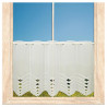 Scheibengardine in Natur-Creme mit edler Spitze und geometrischem Muster flach am Fenster.