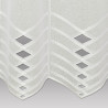 Detailansicht der feinen Plauener Spitze in Natur-Creme mit eleganter Stickerei und modernen Zickzack-Durchbrüchen.