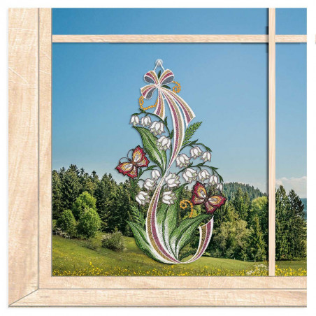 Fensterbild Maiglöckchen mit Schmetterling aus Plauener Spitze an ein Holzfenster dekoriert