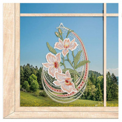 Plauener Spitze-Fensterbild Orchideenrispe in orange an eine Holzfenster dekoriert