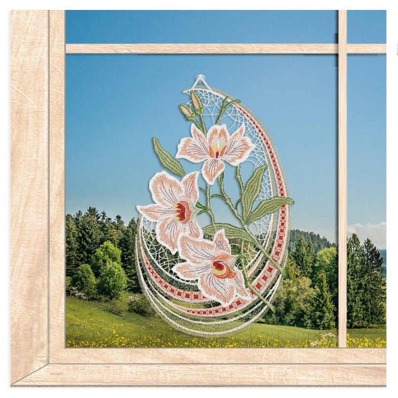 Plauener Spitze-Fensterbild Orchideenrispe in orange an eine Holzfenster dekoriert