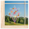 Plauener Spitze Fensterbild mit bunten Blüten am Fenster vor einer Frühlingswiese.