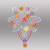 Fensterbild mit gestickter Frühlingsblume aus echter Plauener Spitze, freigestellt auf Grau.