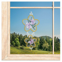 Zartes Medaillon-Fensterbild mit gestickten helllila Orchideen vor sonnigem Garten-Ambiente am Fenster.