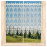 Naturweiße Kurzgardine aus Plauener Spitze mit Blumenmuster am Holzfenster vor grüner Landschaft.