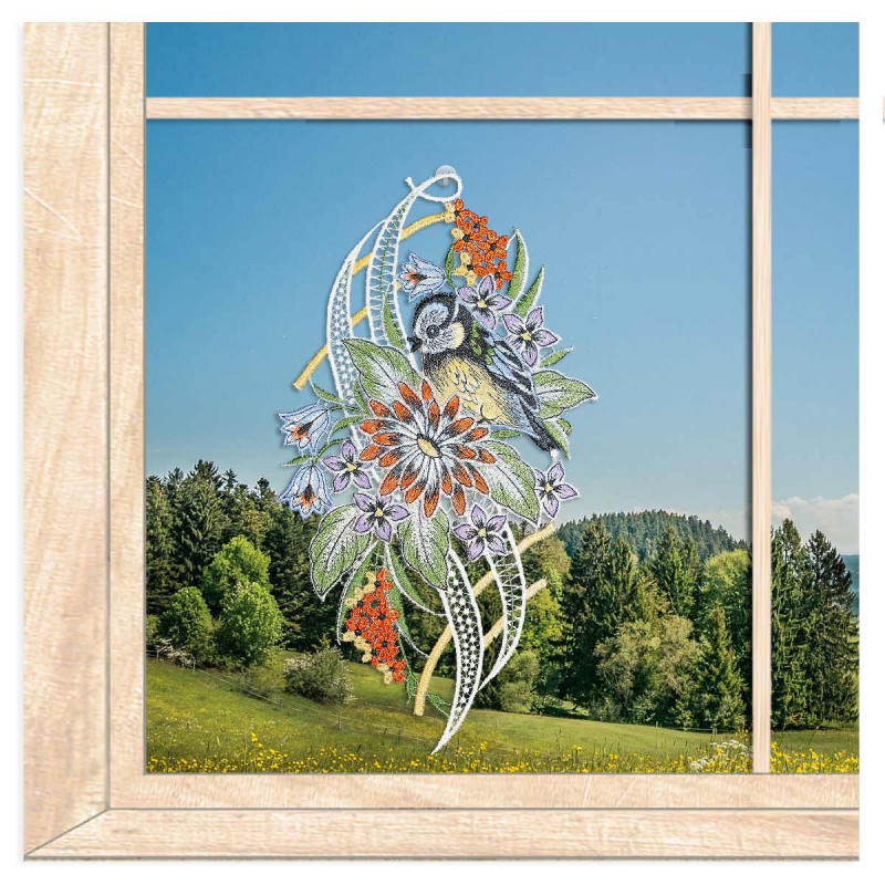 Gesticktes Fensterbild Blaumeise mit Blumen aus Plauener Spitze am Fenster, Frühlingsdeko Heimtextilien.