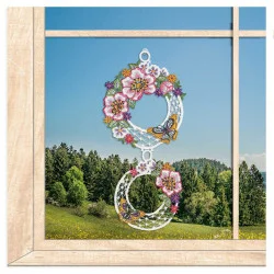 Elegante Spitzenkreise mit Blüten und Schmetterlingen aus Plauener Spitze