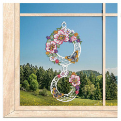 Gestickte Fensterbilder aus zwei floralen Spitzenkreisen im bunten Frühlings-Ambiente am Fenster.