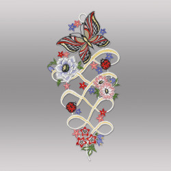 Freigestelltes Fensterbild aus Plauener Spitze mit detailreichem, farbigen Schmetterling vor grauem Grund.