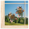 Zwei niedliche Bienen-Fensterbilder aus Plauener Spitze als farbenfrohe Sommer-Deko vor Landschaft.