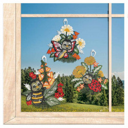 Im Fenster dekoriert: 3er-Set Fensterbilder aus Plauener Spitze mit Biene, Marienkäfer und Schmetterling.