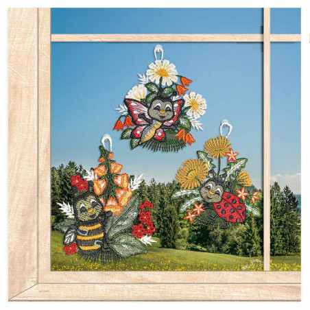 Im Fenster dekoriert: 3er-Set Fensterbilder aus Plauener Spitze mit Biene, Marienkäfer und Schmetterling.