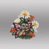 Filigranes Plauener Spitze Fensterbild mit bunten Schmetterling und Margeriten als Sommer-Heimtextil.