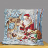 Gobelin-Dekokissen mit gewebtem Weihnachtsmann-Motiv im Winterwald in Rot, Blau und Braun. Heimtextilien für Weihnachten.