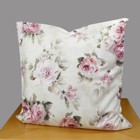 Rosa Heimtextilien-Dekokissen mit romantischem Rosenmuster auf beigefarbenem Stoff .