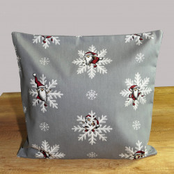 Graues Dekokissen aus festem Webstoff mit winterlichem Allover-Muster aus Schneeflocken und kleinen Weihnachtswichteln.