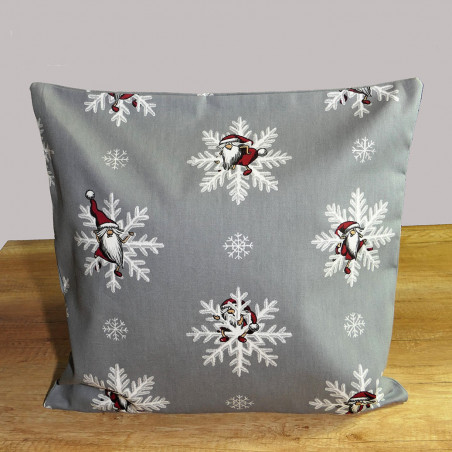 Graues Dekokissen aus festem Webstoff mit winterlichem Allover-Muster aus Schneeflocken und kleinen Weihnachtswichteln.
