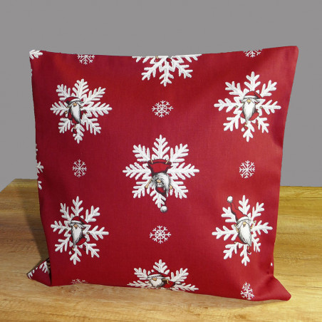 Dekokissen aus festem Webstoff mit winterlichem Allover-Muster aus Schneeflocken und kleinen Weihnachtswichteln.