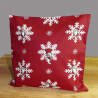 Dekokissen aus festem Webstoff mit winterlichem Allover-Muster aus Schneeflocken und kleinen Weihnachtswichteln.