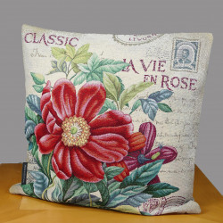 Hochwertiges Gobelin-Dekokissen mit rotem Blumenmotiv im Vintage-Stil auf hellem Webstoff.