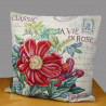 Hochwertiges Gobelin-Dekokissen mit rotem Blumenmotiv im Vintage-Stil auf hellem Webstoff.