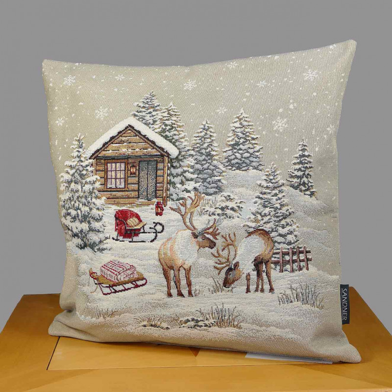 Festliches Gobelinkissen mit winterlichem Waldmotiv, Holzhütte und zwei Rentieren aus robustem Webstoff.