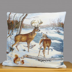 Hochwertiges Gobelinkissen mit detailliertem Hirschfamilien-Motiv im Winterwald aus robustem Webstoff.