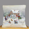 Quadratisches Gobelinkissen mit nostalgischem Wintermotiv spielender Kinder im Schnee aus festem Webstoff.