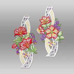 Freigestellte Fensterbilder aus farbiger Luft- Spitze mit rot-gelben Blumen, lila Blüten und Schmetterlingen vor grauem Grund.