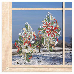 Gesticktes Fensterbild-Set Kerzen und Weihnachtsstern aus Plauener Spitze am winterlichen Fenster arrangiert.