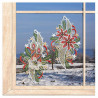 Gesticktes Fensterbild-Set Kerzen und Weihnachtsstern aus Plauener Spitze am winterlichen Fenster arrangiert.
